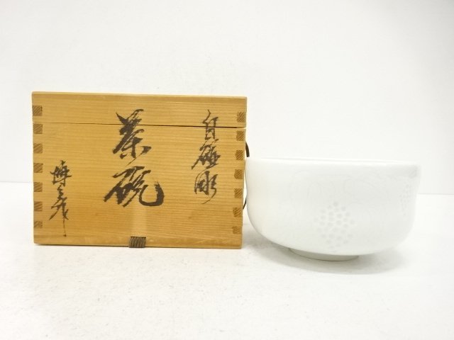 JAPANESE COLLECTIBLE / WHITE PORCELAIN / GRAPE CARVING / TEACUP