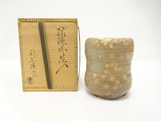 JAPANESE COLLECTIBLE / HAGI WARE OF A HANGING FLOWER VASE BY KENJI TAH