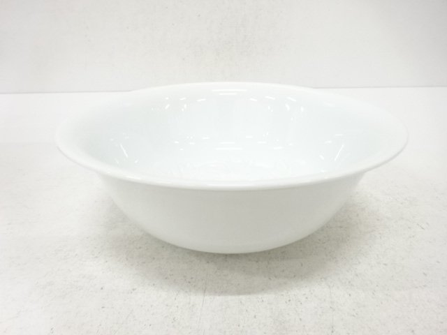 JAPANESE COLLECTIBLE / ARTIST-MADE WHITE PORCELAIN PEONY-PATTERNED BOW