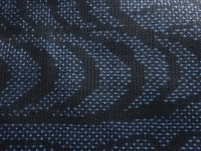 アンティーク　波模様織出し本場泥大島紬着物