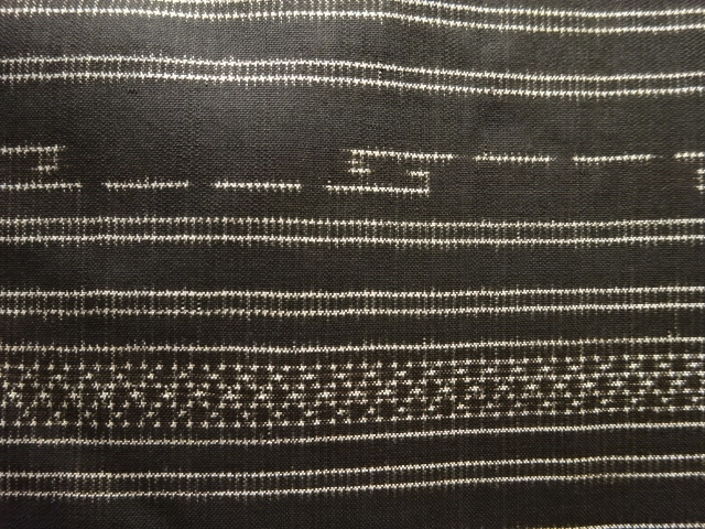 アンティーク　変わり横段に抽象模様織り出し本場泥大島紬着物(5マルキ)