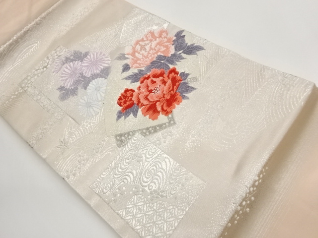 プラチナ箔色紙に地紙・花々・葉模様織出し名古屋帯