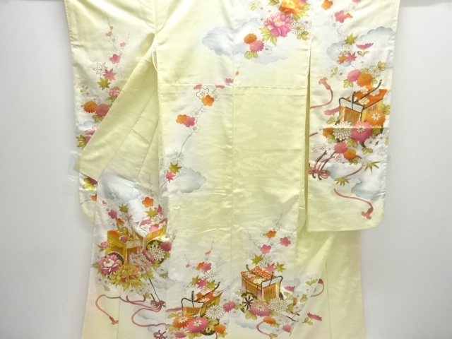 アンティーク　御所車に牡丹・菊模様刺繍振袖
