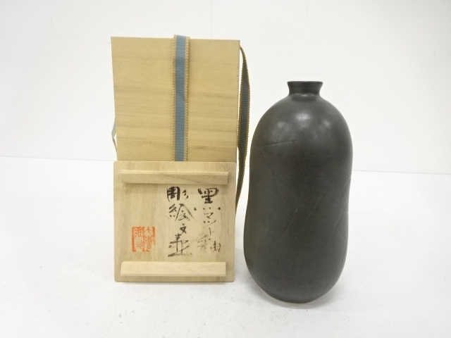 大甕陶苑造　黒マット釉　彫絵文　壺