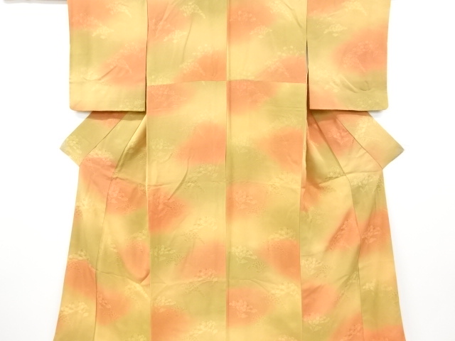 リサイクル　花模様織り出し暈し色無地着物