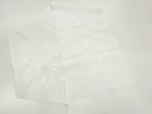 未使用品　縮緬地花模様刺繍半衿