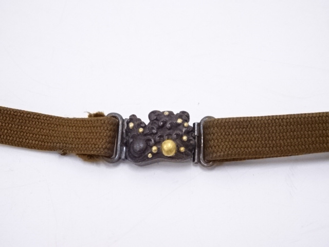 江戸末期　鉄地金象嵌彫金波地紋帯留