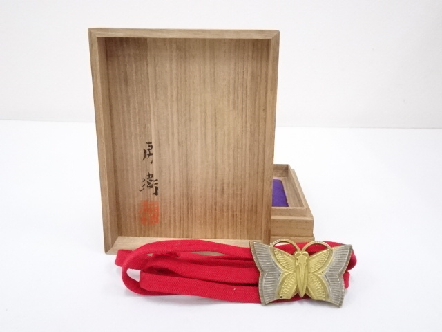 房衛造　金銀彫金蝶型帯留（37g）（共箱）