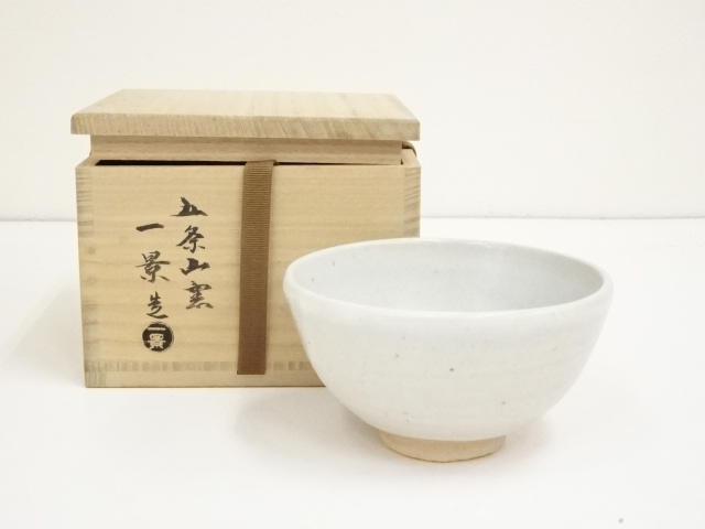 JAPANESE TEA CEREMONY / TEA BOWL CHAWAN / AKAHADA WARE / WHITE GLAZE / ARTISAN WORK