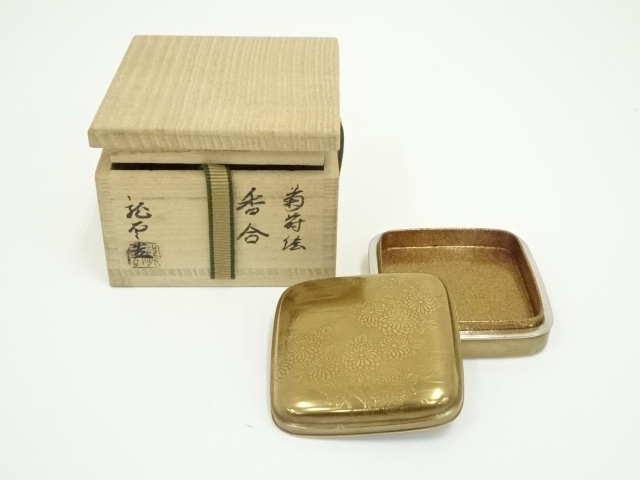 龍雲造　菊花蒔絵四方香合（共箱）