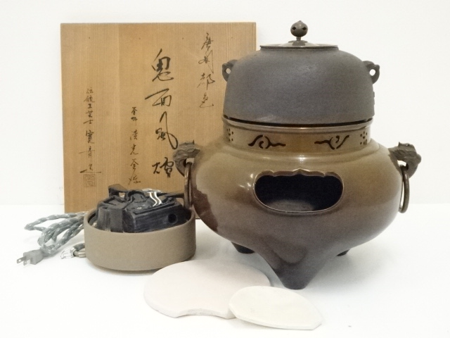 加藤了三 作 平丸釜添唐銅鬼面風炉 風爐 共箱 前瓦・底瓦・釜鐶・敷板付き 茶道具 保証品 URA]釜師 加藤了三 造&frasl;平丸釜添唐銅鬼面風炉&frasl;共箱&frasl;